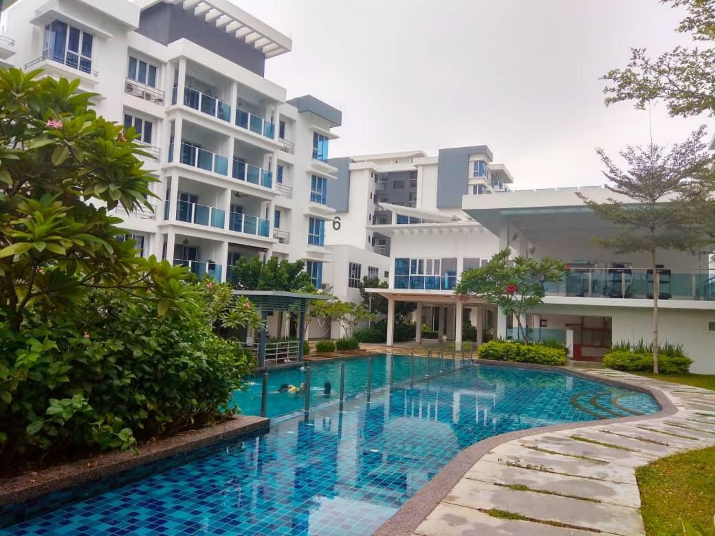 Putra 1 Pool Homestay Bandar Seri Putra Kampong Sungai Buah Zewnętrze zdjęcie